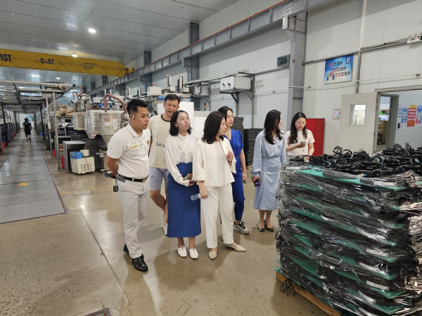 东莞市涉外律师服务团陪同东莞制造业企业赴越南考察，实地了解当地营商环境与产品制造流程。.png