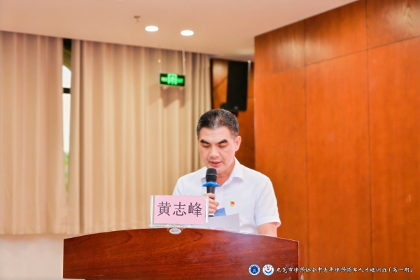 3.黄书记.jpg