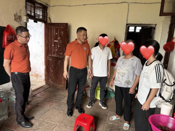 吴仲明副会长带队前往困难学生家庭走访1.jpg
