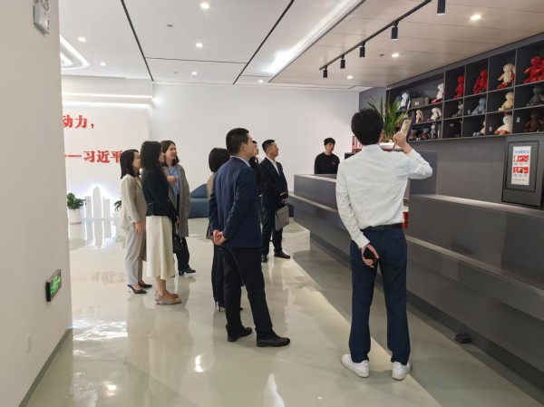 参观市知识产权运营中心.jpg